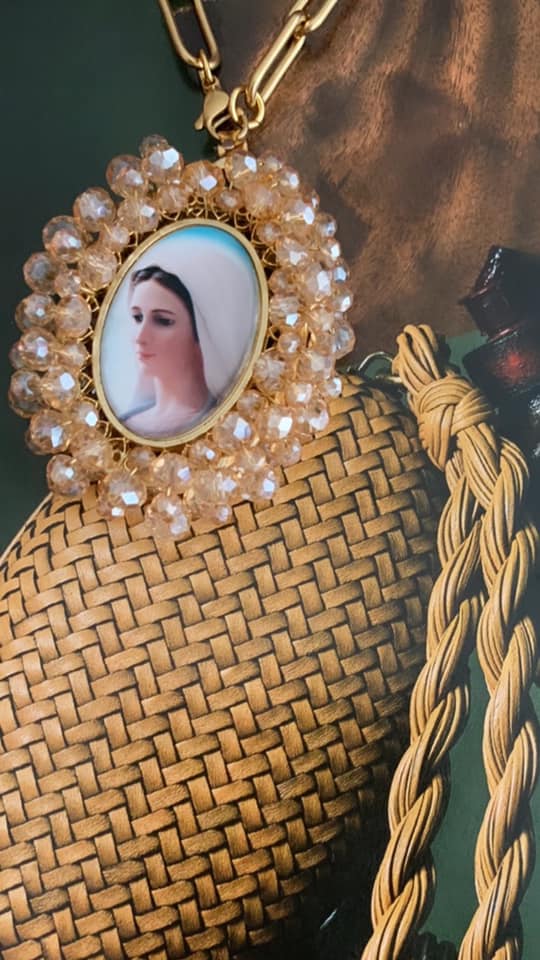 MEDALLA GRANDE 'VIRGEN DE LA PAZ' - VARIOS COLORES - INCLUYE CADENA