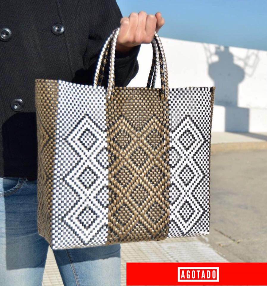 BOLSA MEDIANA 'HONEYCOMB' FRANJAS VERTICALES BLANCO/ORO