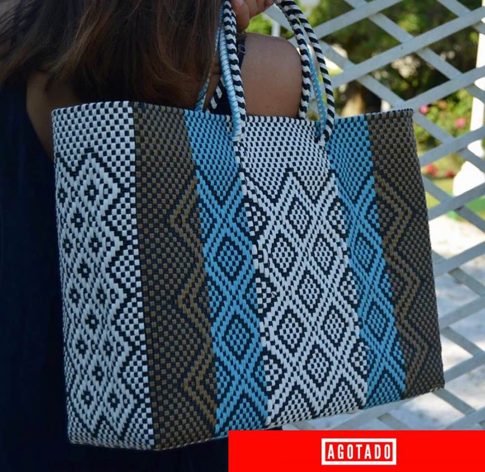 BOLSA GRANDE 'HONEYCOMB' FRANJAS VERTICALES ORO & AZUL BEBÉ