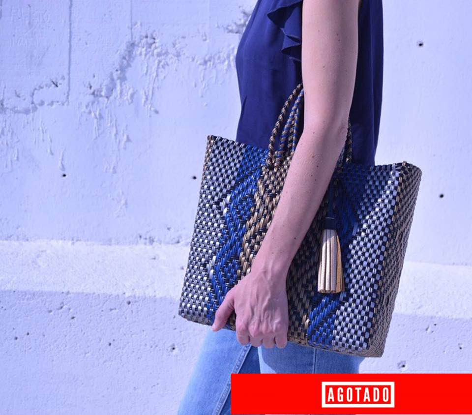 BOLSA PEQUEÑA 'HONEYCOMB' PLATA/AZUL/ORO