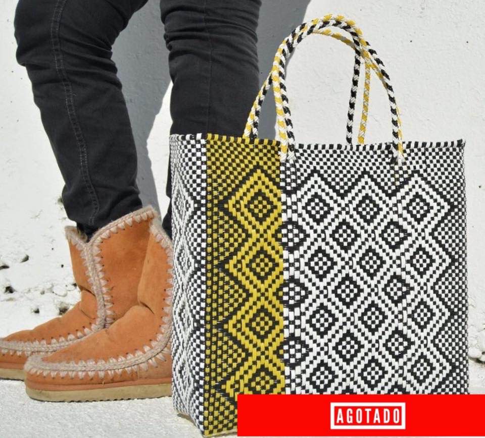 BOLSA MEDIANA 'HONEYCOMB' BLANCO/NEGRO/AMARILLO